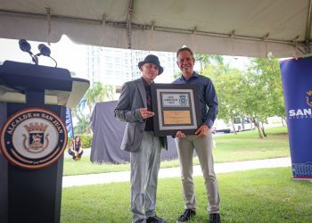 Municipio de San Juan devela mosaico en honor a Vico C y designa calle con su nombre en Puerta de Tierra