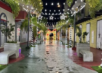 Alcalde de Quebradillas invita a visitar la plaza pública y el Paseo Linares para disfrutar de los adornos navideños