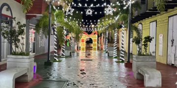 Alcalde de Quebradillas invita a visitar la plaza pública y el Paseo Linares para disfrutar de los adornos navideños