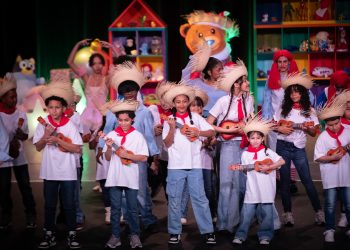 Estudiantes de Nuestra Escuela brillan en el escenario de la Teatrada Navideña en la obra “La Juguetería Borinquen”