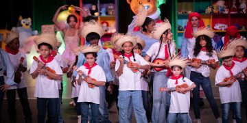 Estudiantes de Nuestra Escuela brillan en el escenario de la Teatrada Navideña en la obra “La Juguetería Borinquen”