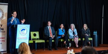 La Cámara de Comercio de Puerto Rico lidera diálogo multisectorial sobre los retos y oportunidades del sistema de salud San Juan, Puerto Rico –La Cámara de Comercio de Puerto Rico (CCPR) convocó a líderes del sector de la salud durante el Foro de Actualización de Retos y Oportunidades para las Empresas en Puerto Rico, con el propósito de analizar los desafíos del sistema de salud, promover soluciones sostenibles y fomentar un diálogo multisectorial en beneficio del desarrollo económico del país. El evento, celebrado en Condado Plaza Hotel y organizado por los Comités de Salud y PYMES de la CCPR, reunió a representantes de aseguradoras, economistas, funcionarios públicos, empresarios y expertos en políticas públicas. “La salud y la economía están profundamente entrelazadas. Un país que atiende su sistema de salud robustece su fuerza laboral y fortalece su competitividad. Los retos actuales nos obligan a repensar modelos, establecer alianzas estratégicas e identificar nuevas oportunidades. Estos elementos definirán el futuro de la industria empresarial del país. Nuestro compromiso es seguir creando puentes, impulsando el diálogo entre los diversos actores y promoviendo alianzas entre estos; mientras impulsamos el poder contar con empresas saludables.”, expresó la Lcda. Margaret Ramírez Báez, presidenta de la CCPR. El licenciado Luis E. Pizarro Orero, presidente de Comité de Salud, y expresidente de CCPR, añadió “Hay muchas historias de éxito, muchas áreas para aportar. Espacio para la creación y la innovación para buscar alternativas que fortalezcan el sector de la salud con la ayuda de la empresa privada y el gobierno”, dijo.     Pagos a tiempo y presión financiera Uno de los desafíos más apremiantes, según la comisionada de Seguros de Puerto Rico, Lcda. Suzette Del Valle Lecároz, es el impacto negativo del retraso en los pagos de los planes médicos, situación que afecta directamente a pequeñas y medianas empresas, provocando incluso el cierre de proveedores esenciales. “El pago puntual es un pilar crítico del sistema de salud. Afecta la operación de laboratorios, clínicas, hospitales y la retención de médicos. Estamos implementando mecanismos de fiscalización con tecnología y auditorías para asegurar el cumplimiento. Necesitamos un sistema justo, accesible y sostenible para todos, y esa es la prioridad de mi oficina”, afirmó la comisionada. Del Valle Lecároz destacó además que las aseguradoras venden $22,000 millones en primas anuales, representando el 17% del ingreso bruto de Puerto Rico, lo que convierte al sector en uno de los pilares económicos más importantes de la Isla. “Proteger el sistema de salud es proteger la estabilidad social y económica del país. Debemos garantizar acceso oportuno, eliminar barreras y fortalecer los marcos de supervisión. También necesitamos política pública dirigida a un sistema más justo para todos”, añadió. Por su parte, el doctor Víctor M. Ramos Otero, secretario del Departamento de Salud de Puerto Rico, resaltó la importancia de incentivos para los profesionales de la salud y la eliminación de algunos requisitos para ejercer como médico en la Isla como cursos de español si estudias en Estados Unidos y cursos de inglés si vienes de Latinoamérica, además de otros temas como costos y residencias.  “El Congreso tiene que atender el costo de los medicamentos, porque los costos en Vital serán inaccesibles”, indicó el secretario añadiendo que se trabaja un programa repagos de préstamos estudiantiles para retener a los médicos y de residencias.  Mejores primas para las PYMES El foro también profundizó en la necesidad de estabilizar las primas comerciales, crear nueva política pública con apoyo legislativo e incentivar a los patronos a ofrecer planes de salud. “Debemos atender el alto costo de los medicamentos especializados y biotecnológicos, que encarecen el sistema y ponen en riesgo la vida de los pacientes. El gobierno debe ser más proactivo en regular la utilización de estas medicinas y revisar cómo se adquieren, además de cómo cubrir enfermedades críticas como cáncer y diabetes”, afirmó Félix García, CEO de IKON Group. Añadió que sería beneficioso “evaluar nuevas estructuras contributivas que les permitan a las empresas subsidiar los planes médicos”. Por su parte, Maricarmen Burgos Carrión, presidenta de Aon para Puerto Rico y el Caribe, enfatizó la importancia de promover organizaciones saludables mediante subsidios e incentivos, así como programas de salud mental para fomentar bienestar integral y eliminar estigmas. Situación financiera de los planes de salud La economista Odalys Arroyo, gerente de Advantage Business Consulting, subrayó varios retos estructurales, que más del 50% de los médicos en Puerto Rico tiene 65 años o más, lo que anticipa una crisis de reemplazo, la incertidumbre sobre quién costeará los servicios a largo plazo —gobierno estatal, federal, individuos o patronos— en un escenario donde los fondos de Medicare podrían reducirse y el aumento constante de la inversión que las aseguradoras destinan a los proveedores.  Misión de las aseguradoras y la creación de proyectos viables Solange De Lahongrais, presidenta de MMAPA y de MMM Multihealth, recordó que el rol de las aseguradoras como pagadores puede ser percibido como antipático, pero es esencial. “Tomamos decisiones desde la perspectiva humana: también somos pacientes. Sin embargo, los fondos son limitados. Medicare y Medicaid sostienen gran parte del sistema, pero no es suficiente. Abogamos en el Congreso por fondos adecuados para nuestros beneficiarios. No somos el enemigo; somos parte del ecosistema que necesita alinearse con un mismo mensaje”. La Lcda. Iraelia Pernas, directora ejecutiva de ACODESE, subrayó la importancia de fortalecer la comunicación, manejar las limitaciones económicas responsables y educar a la población y a la Legislatura sobre medidas que puedan ser viables.   Diferencias con Estados Unidos y el impacto en primas Según Carlos De Jesús, vicepresidente sénior de Desarrollo de Productos en MCS, el sector privado en Puerto Rico ya no puede absorber más incrementos en costos. “El pueblo no aguanta un aumento adicional. En Estados Unidos, el sector privado carga con el 30% del sistema; en Puerto Rico, solo el 14%. Las primas más altas en EE. UU. se compensan con estímulos fiscales y créditos. Aquí no contamos con esos mecanismos”. De Jesús explicó que las primas impactan directamente la compensación de médicos y profesionales de la salud, quienes enfrentan salarios más competitivos en Estados Unidos. Sobre la Cámara de Comercio de Puerto Rico: La Cámara de Comercio de Puerto Rico es una organización sin fines de lucro con una perspectiva empresarial que representa una amplia gama de sectores de comercio e industria, sean grandes o pequeñas empresas, con representación multisectorial con el propósito de fortalecer el desarrollo económico y el progreso fundamentado en los pilares de la libre empresa para asegurar la certeza empresarial y mejorar la calidad de vida de todos los puertorriqueños.  La organización, además, funge como portavoz de los negocios en Puerto Rico, representando todas las actividades comerciales, industriales, profesionales y los que constituyen la base fundamental de la economía puertorriqueña.