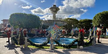 Estampas puertorriqueñas y múltiples adornos navideños engalanan la plaza pública de Guayama