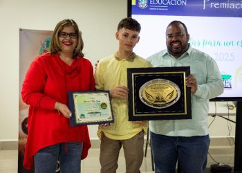 Departamento de Educación premia el talento literario y la creatividad de jóvenes sobresalientes en el certamen “Alas para un Escritor”
