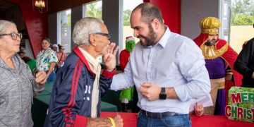 Más de 500 adultos mayores de Cidra reciben bono navideño