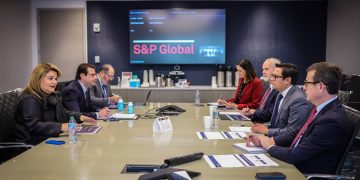 Gobernadora presenta a casas acreditadoras los avances de su administración para lograr la estabilidad financiera