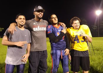 Jugador campeón de la NFL visita a los Juncos Giants