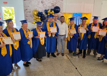 Grupo de adultos mayores de Ciales se gradúa de curso de computadora