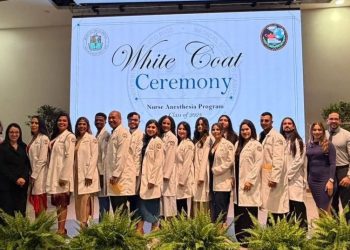 Estudiantes de Doctorado en Práctica de Enfermería con Especialidad en Anestesia de la Escuela de Enfermería de Ciencias Médicas reciben sus Batas Blancas  