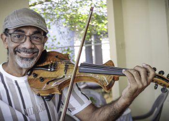 Punto y coma para un violín regresa al ritmo de jazz