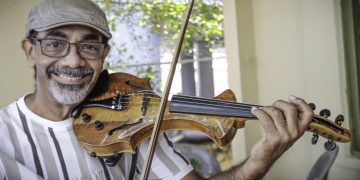 Punto y coma para un violín regresa al ritmo de jazz