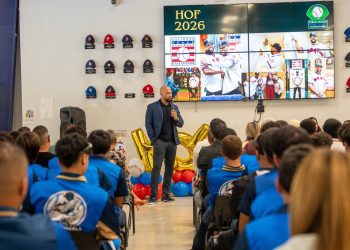 Entre aplausos, admiración y emoción, Carlos Beltrán es recibido por estudiantes de su Academia tras exaltación  al Salón de la Fama