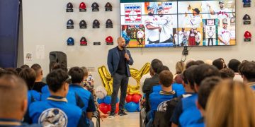 Entre aplausos, admiración y emoción, Carlos Beltrán es recibido por estudiantes de su Academia tras exaltación  al Salón de la Fama