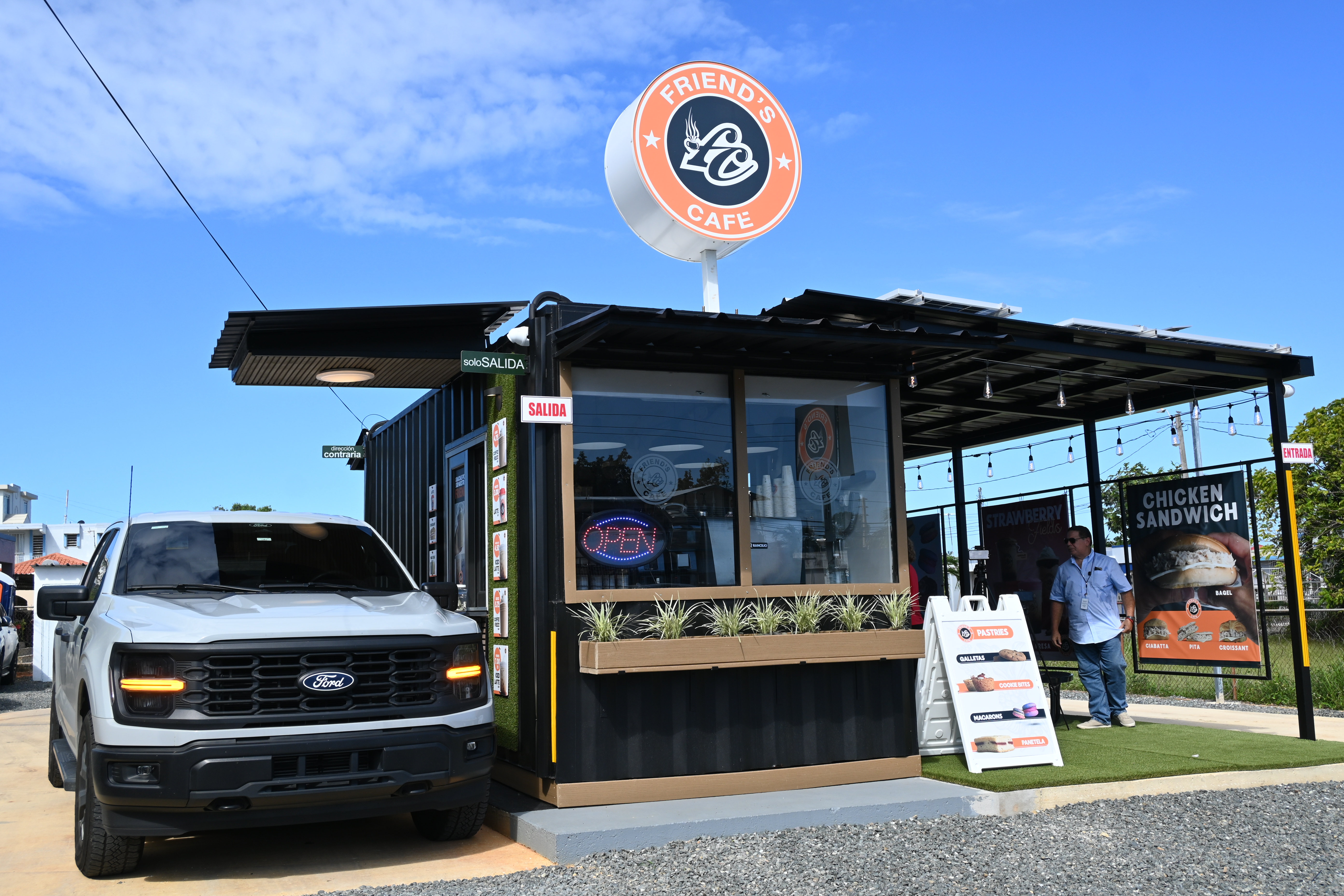 Friends Café inaugura su tienda número 12 en Aguadilla y fortalece su presencia en el noroeste