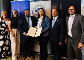 Firman acuerdo histórico para implantar la educación financiera en escuelas públicas