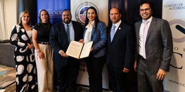 Firman acuerdo histórico para implantar la educación financiera en escuelas públicas