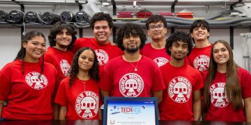 Alumnos de la Escuela Secundaria de la UPR triunfan en concurso de la NASA