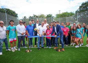 Alcalde de la ciudad capital inaugura la primera cancha FIFA Arena del Caribe en University Gardens