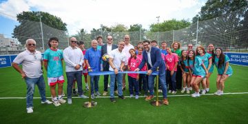 Alcalde de la ciudad capital inaugura la primera cancha FIFA Arena del Caribe en University Gardens
