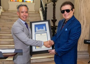 Alcalde de la ciudad capital reconoce más de 65 años de legado de Bobby Cruz