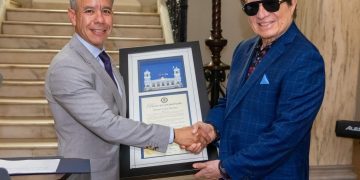 Alcalde de la ciudad capital reconoce más de 65 años de legado de Bobby Cruz