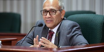 Impulsan catalogar cuido prolongado para adultos mayores como un servicio esencial