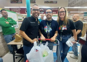 30 niños y jóvenes con autismo hacen su primera compra en un supermercado como parte de su vida independiente