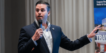 Director Ejecutivo de PRIDCO participa como orador principal y refuerza alianza con la Asociación de Industriales