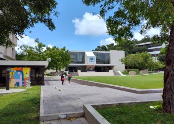 UPR Cayey impulsa diálogo sobre liderazgo e innovación empresarial     