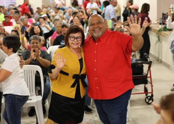 Adultos mayores se benefician con vales de alimentos