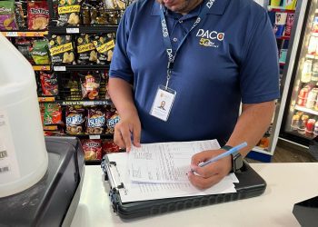 DACO intensiﬁca inspecciones en gasolineras y convoca reunión con detallistas ante leve alza en la gasolina por conflicto en Irán