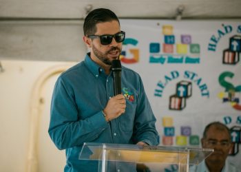 Alcalde de San Germán entrega a  casas sobre 2 mil cajas con comidas a familias