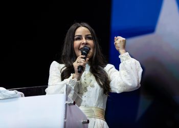 Yesenia Then conquista el Coliseo de Puerto Rico en una noche de esperanza y música cristiana