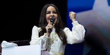 Yesenia Then conquista el Coliseo de Puerto Rico en una noche de esperanza y música cristiana