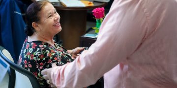 Representante Wilson Román López reconoce a las mujeres de Moca y Aguadilla “entregándoles más de 500 rosas en sus manos”