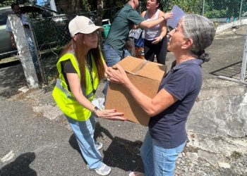 Alcalde de San Germán entrega, casa a casa, sobre 2 mil cajas con comidas a familias que tuvieron que botar sus compras y alimentos por falta de energía eléctrica