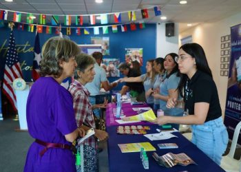 Vacunan y regalan compras a personas de la tercera edad