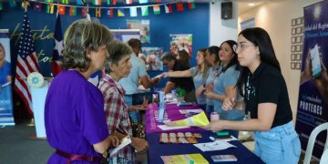 Vacunan y regalan compras a personas de la tercera edad