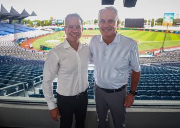 Alcalde de la ciudad capital se reúne con el comisionado de Major League Baseball en el estadio Hiram Bithorn