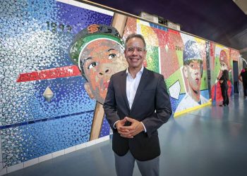Alcalde de la ciudad capital devela mosaico “Eternos” en el estadio Hiram Bithorn