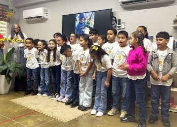 Niños aprenden de empresarismo y seguridad alimentaria criando gallinas ponedoras en Escuela Montessori en Aibonito