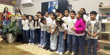 Niños aprenden de empresarismo y seguridad alimentaria criando gallinas ponedoras en Escuela Montessori en Aibonito