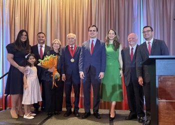 Pablo José Hernández Rivera otorga Medalla Muñoz Marín con un mensaje en el costo de vida y la refundación PPD