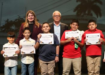Cayey reconoce a sus alumnos con las  Becas en Reconocimiento a la Superación Académica