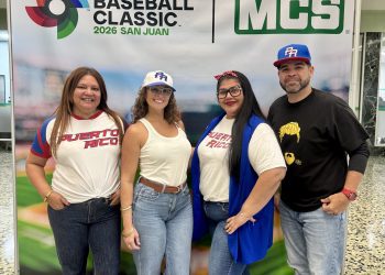 Empleados de MCS se visten de orgullo boricua rumbo al Clásico Mundial 