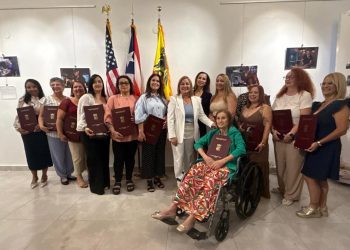 Alcaldesa de Morovis inaugura emotiva exposición fotográfica que honra a mujeres que transforman con sus manos el corazón productivo del pueblo