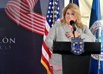Gobernadora Jenniffer González Colón encabeza ceremonia en la que 24 personas obtienen la ciudadanía americana