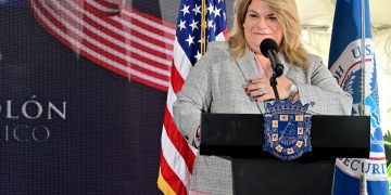 Gobernadora Jenniffer González Colón encabeza ceremonia en la que 24 personas obtienen la ciudadanía americana