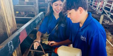 Inspectores Juveniles del DACO realizan inspección educativa en vaquería de Hatillo para conocer procesos de la industria lechera