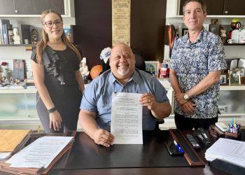 Alcalde de Guayama firma contratos para diseños de varios proyectos afectados desde el paso del Huracán María 